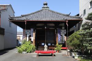京都Konuka Yakushi Temple House的大楼前的红色长凳