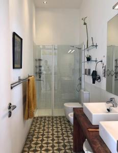 下布雷尼亚Casa La Breña的带淋浴、卫生间和盥洗盆的浴室