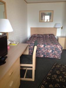 EstevanWinkys Motel的配有一张床和一张书桌的酒店客房