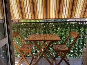 钱皮诺罗马钱皮诺甜蜜生活旅馆的阳台上配有一张木桌和两把椅子