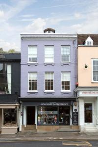 温莎Hampden Apartments - The George的街上的紫色建筑,有商店