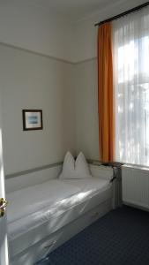 黑灵斯多夫幸运酒店的窗户客房内的一张床位