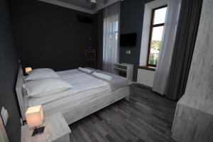 阿哈尔齐赫Hotel Terrace Rabath的一间卧室设有一张大床和一个窗户。