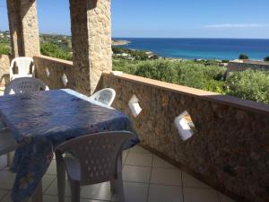 帕图Villa Muntiranni的海景阳台上的桌椅