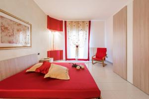 卡萨诺德莱穆尔杰Cozy Nest的窗户客房内的一张红色大床