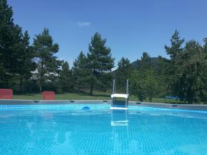 科雷尼察拉娜度假屋的游泳池中间设有椅子