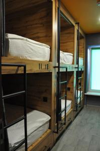 罗夫诺FULL HOUSE capsule hostel的客房内的一组双层床