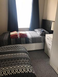 Newry City Centre Apartment客房内的一张或多张床位