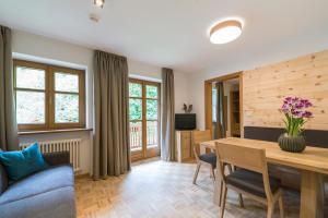 安泰塞尔瓦·迪·梅佐雪绒花公寓 的客厅配有木桌和蓝色沙发