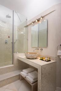 易莫洛林大都会套房酒店 - 世界小型豪华酒店集团的一间带水槽和淋浴的浴室