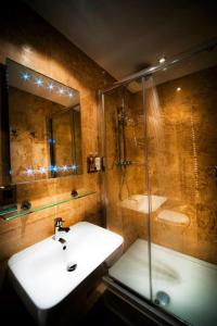 罗伯茨布里奇乔治旅店 的一间带水槽和淋浴的浴室