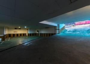 首尔Oslo Motel的一座带游泳池的建筑中的一座空游泳池