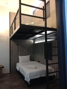 八打灵再也The Verve Hotel PJ Damansara的配有白色床的客房内的双层床