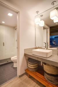 阿尔伯克基El Vado Motel的一间带水槽和卫生间的浴室