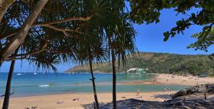拉威海滩Mangosteen Ayurveda & Wellness Resort - SHA Plus的水面上有很多人的海滩