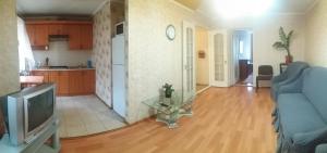 尼古拉耶夫Two-bedroom apartment on Lenina avenue的客厅配有蓝色的沙发和电视