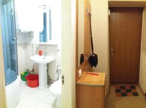 尼古拉耶夫Two-bedroom apartment on Lenina avenue的一间带水槽、卫生间和吉他的浴室