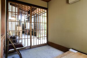 京都Konuka Yakushi Temple House的空房间,有门通往带窗户的房间