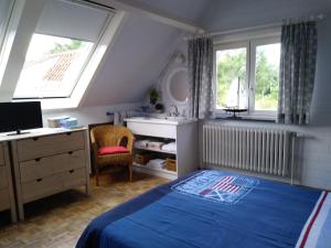 科克赛德Albatros的卧室配有一张床、一张书桌和窗户。