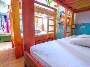 圣朱利安斯Hostel Malti Budget的一间卧室配有一张床和两张双层床。