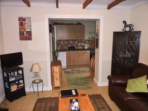 斯旺西Banfield Lodge for Gower的带沙发的客厅和厨房