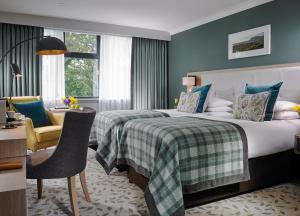 斯莱戈斯力格公园酒店及休闲俱乐部的配有一张床、一张桌子和一张桌子的酒店客房