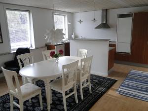 韦斯特维Thinghuskroen的厨房以及带白色桌椅的用餐室。