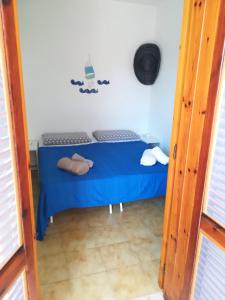 托里德欧索Camera Torre Dell'Orso的一间小房间,房间内设有一张蓝色的床