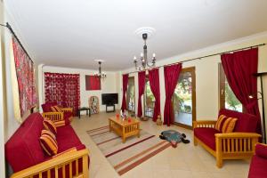 达利安Villa D'Louca的客厅配有红色家具和红色窗帘