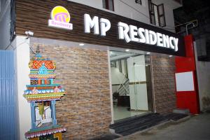 库姆巴科纳姆Mp Residency的大楼一侧的 ⁇ 指餐厅标志