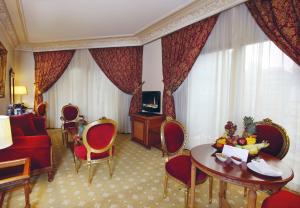 贝鲁特Serenada Golden Palace - Boutique Hotel的客厅配有红色的沙发和桌子