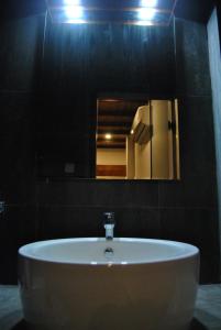 尼甘布The Canoe的浴室设有白色水槽和镜子
