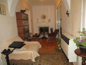 西格纳吉Guest House Kamea的客厅配有沙发和桌子