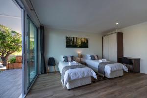 梅森堡Marina Views的一间带两张床的卧室和一个阳台