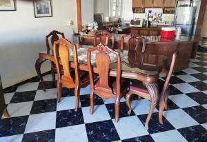 金马利奥特金马里奥天堂别墅 的餐桌、四把椅子和桌子