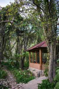 乌鲁班巴Eco Lodge Los Perales-Urubamba的树中间的小建筑