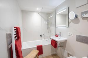 锡格马林根噶尼加戈霍夫酒店的白色的浴室设有水槽和淋浴。