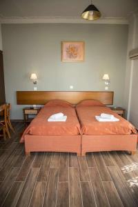 爱琴娜岛Togias Hotel的一间卧室配有一张带两张餐巾的床