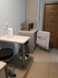 格但斯克hostel52的小房间设有桌子和微波炉