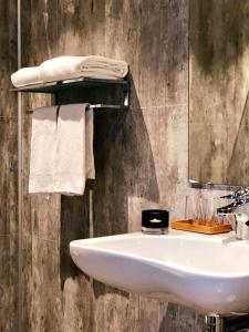Nord-LenangenLyngen Experience Lodge的浴室配有盥洗盆、镜子和毛巾