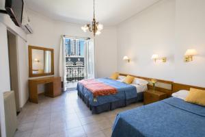 布宜诺斯艾利斯Novel Hotel的酒店客房设有两张床和窗户。