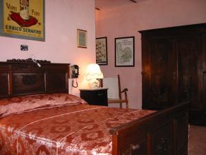 迪亚诺达尔巴拉布里克拉农家乐的一间卧室配有一张床和一张桌子上的台灯