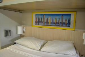马塞约EXPRESSO R1 HOTEL的一间卧室配有一张带冲浪板绘画的床