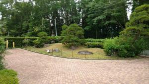 阿苏市Guesthouse Taihei的花园中一条带围栏的小路
