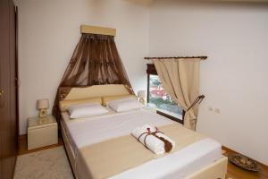约阿尼纳Villa Deluxe Sight的一间卧室设有两张床和窗户。