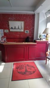 巴黎贝尔塔酒店的红色的柜台,位于一个红色的墙壁的房间