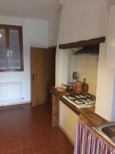 米拉Pecore Ribelli的一间带柜台和炉灶的厨房 顶部烤箱