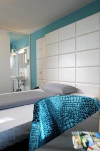 维尔茨堡维尔兹堡帕斯特酒店的一间卧室配有一张大床和大镜子