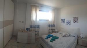 托雷斯港Casa Vacanze Lungomare的一间小卧室,配有床和窗户