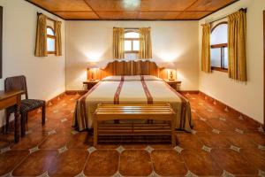 帕纳哈切尔瑞吉斯酒店Spa的一间卧室设有一张床和两个窗户。